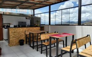 een restaurant met tafels en stoelen en een bar bij Peru Hostel Inn Plaza in Cuzco