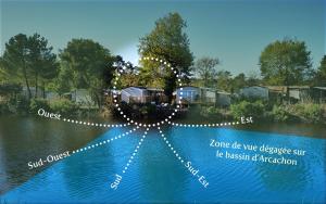 een weergave van een meer met kerstverlichting bij Le Bungalow du Ferret - Mobil Home Premium in Claouey