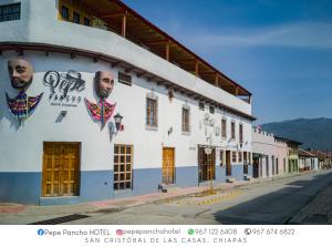 un bâtiment avec des peintures sur son côté dans l'établissement Hotel Pepe Pancho, à San Cristóbal de Las Casas