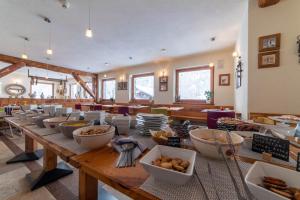 Habitación grande con mesa con tazones de comida en Ellex Eco Hotel, en Gressoney-la-Trinité