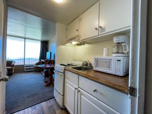 cocina con fregadero y microondas en Oceanfront Viking Motel en Myrtle Beach