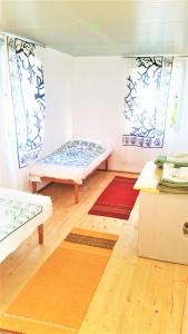 Exotic Vacation Home في Telti: غرفة بسريرين في غرفة ذات أرضيات خشبية