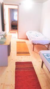 Habitación con 2 camas y pasillo con espejo. en Exotic Vacation Home, en Telti