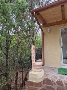 Exotic Vacation Home في Telti: عامود حجري على شرفة المنزل