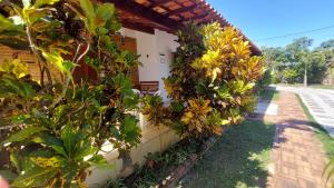 Village Itaúna Inn外面的花园
