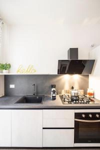 eine Küche mit Spüle und Herd in der Unterkunft Casa Borghese - Your perfect stay in Rome in Rom
