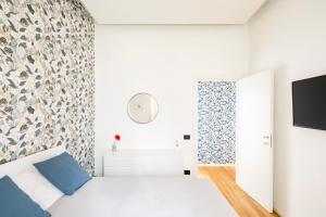 ein Schlafzimmer mit einem weißen Bett und einer tapezierten Wand in der Unterkunft Casa Borghese - Your perfect stay in Rome in Rom + 41 Fotos
