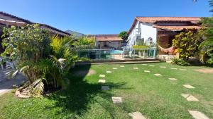 Village Itaúna Inn外面的花园