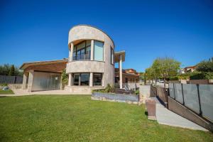 パラモスにあるCasa La Vinya Alto Standingの大きな石造りの家