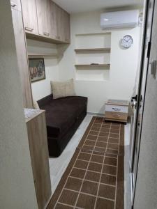 布德瓦的住宿－Studio apartman Mušura，带沙发和冰箱的小客厅