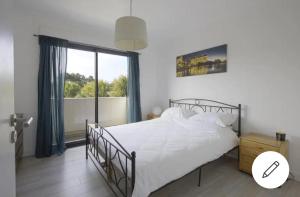 モリエ・エ・マーにあるVilla Côte d'Argentのベッドルーム1室(ベッド1台、大きな窓付)