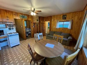 uma sala de estar com uma mesa de madeira e uma cozinha em Green Valley Resort em Nevis