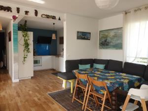 een woonkamer met een tafel en een bank bij Maison à Roscoff à 150 m de la thalasso et des plages in Roscoff