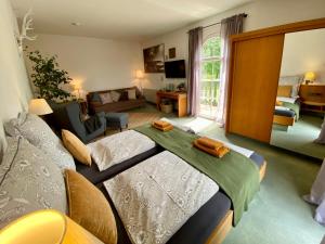 Cet appartement comprend une chambre avec deux lits et un salon. dans l'établissement Vanilla Hof, à Naumbourg