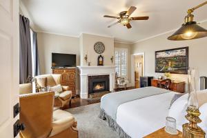 1 dormitorio con 1 cama y chimenea en McCully House Inn en Jacksonville