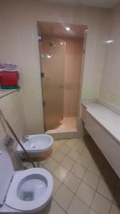 uma casa de banho com um WC, um lavatório e um chuveiro em Bunk bed private room Avani em Dubai