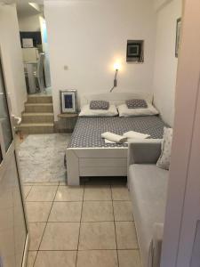 2 camas en una habitación pequeña con sofá en Old town apartment Nina 1, en Split
