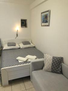 1 dormitorio pequeño con 2 camas y sofá en Old town apartment Nina 1, en Split