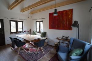- un salon avec une table en bois et des chaises bleues dans l'établissement Drevenica Harmony so saunou, à Ružomberok