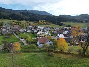 - une vue aérienne sur un village dans les montagnes dans l'établissement Drevenica Harmony so saunou, à Ružomberok