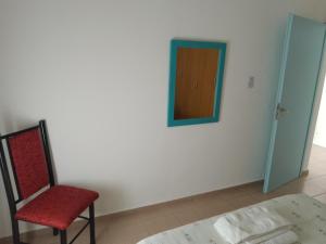 Habitación con silla y puerta y habitación con cama en Descanso, en San Rafael 4 fotos más