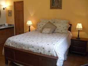 een slaapkamer met een bed met twee lampen op tafels bij Residencial Miraflores B&B in Lima