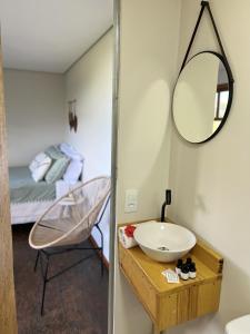 baño con lavabo, espejo y cama en Alto da Villa en Ouro Preto