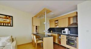 eine Küche mit einem Tisch und einer Arbeitsplatte in der Unterkunft Fort Knox Privilege C-4 265 Apartment in Sweti Wlas