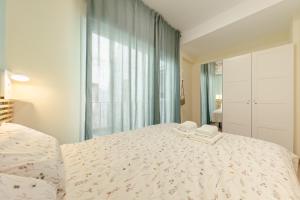 1 dormitorio con 1 cama con 2 toallas en Bosco Eco Living, en Sevilla