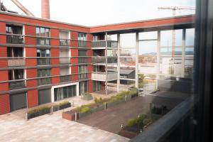 - une vue aérienne sur un bâtiment avec un balcon dans l'établissement Industrial Apartment in Belval the University City, à Esch-sur-Alzette