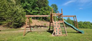 einen Spielplatz mit Rutsche und Klettergerüst in der Unterkunft Mountain Retreat house to Relax and Enjoy in Lenoir