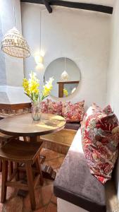 sala de estar con mesa y espejo en Casa Clásica con Chimenea!, en Villa de Leyva