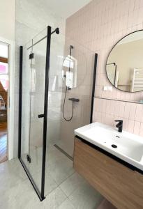 a bathroom with a shower and a sink at HORAMI Villa - ORIGAMI Apartment mit Terrasse in Malchow