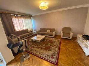 - un salon avec un canapé et une table dans l'établissement Boho Chic Retreat in the midst of City Life, au Caire
