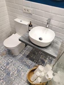 a bathroom with a sink and a toilet at Apartamento La Habana Vieja in Jerez de la Frontera