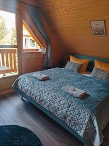 - une chambre avec un lit dans une cabane en bois dans l'établissement Ferienhaus Birkholz Harz, à Altenrode