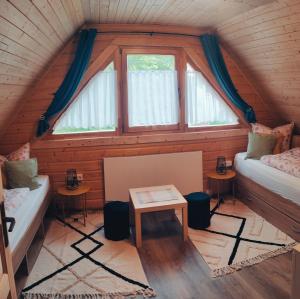um quarto com duas camas e uma janela em Ferienhaus Birkholz Harz em Altenrode