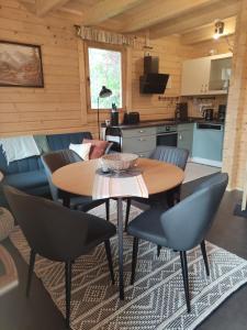 cocina y sala de estar con mesa y sillas en Ferienhaus Birkholz Harz en Altenrode