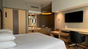 TV a/nebo společenská místnost v ubytování Ramada by Wyndham Mexico City Santa Fe