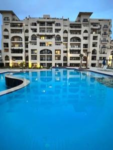 een groot zwembad voor een gebouw bij Aldau heights in Hurghada