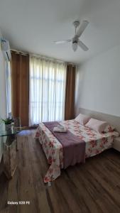 - une chambre avec un lit et un ventilateur de plafond dans l'établissement Apartamento Sandy-Zona Sul, à Rio de Janeiro