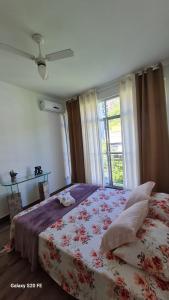 1 dormitorio con 1 cama grande y ventana en Apartamento Sandy-Zona Sul, en Río de Janeiro