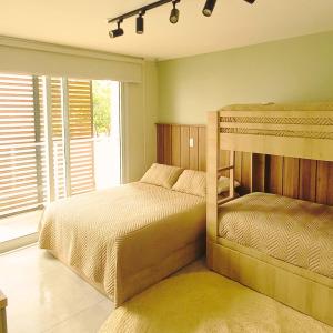 ein Schlafzimmer mit einem Etagenbett und einem Fenster in der Unterkunft Casa Pipa Flamingos in Pipa