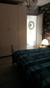 a bedroom with a bed and a door with a wreath at La casetta di samba in Anguillara Sabazia +32 photos