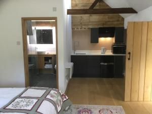 um quarto com uma cozinha e uma cama num quarto em Garden View em Saxlingham Thorpe