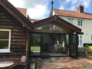 eine Erweiterung zu einem Haus mit Glasschiebetüren in der Unterkunft Garden View in Saxlingham Thorpe