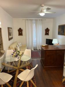 a living room with a glass table and white chairs at Golfo Dei Poeti Apartment in Lerici