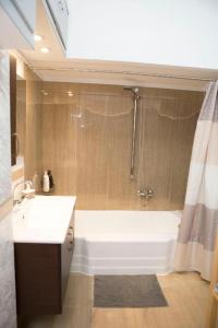 W łazience znajduje się wanna, umywalka i prysznic. w obiekcie Athens Center Spacious Luxury Apartment w Atenach