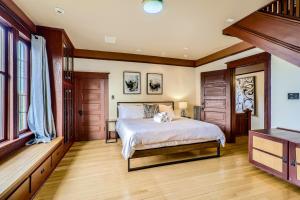 - une chambre avec un lit et du parquet dans l'établissement @ Marbella Lane - Charming Capitol Hill 4BR, à Seattle