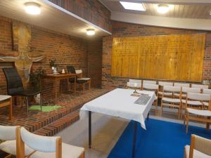 une salle à manger avec une table et des chaises blanches dans l'établissement Station im Norden, à Bindslev
